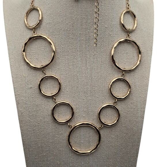 Hammered Retro 80s Gold Circle Necklace | Classic Old Money Statement - Picture 4 of 5